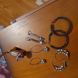 4 sets of bundle of earrings
